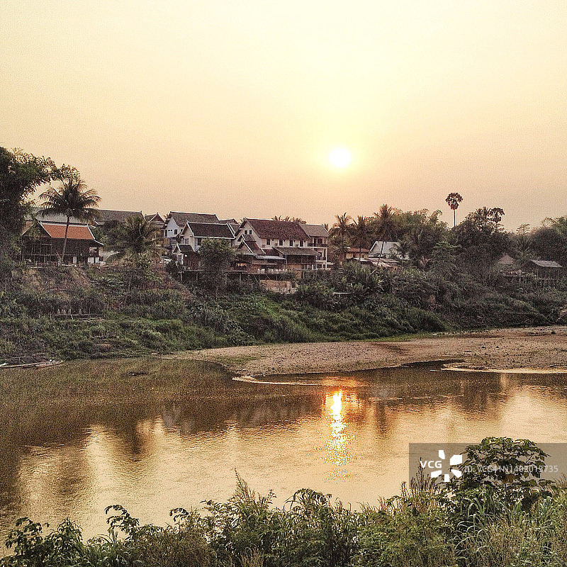老挝湄公河畔的日落图片素材