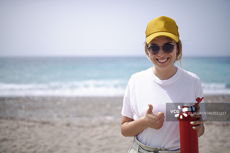 站在海滩上的快乐女人肖像图片素材
