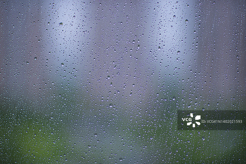 窗户玻璃上的雨滴图片素材