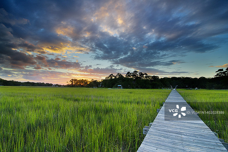 沼泽和码头上的日落图片素材