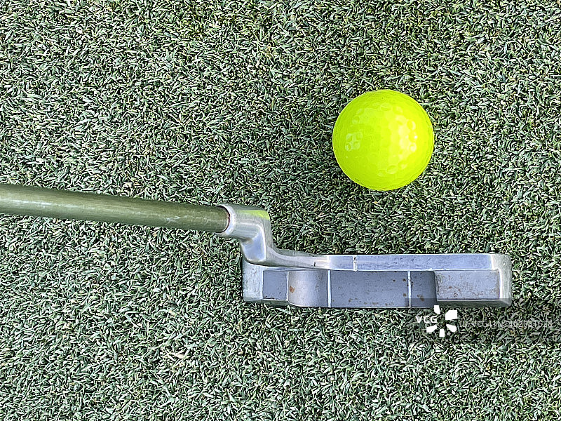 准备击打高尔夫球POV图片素材