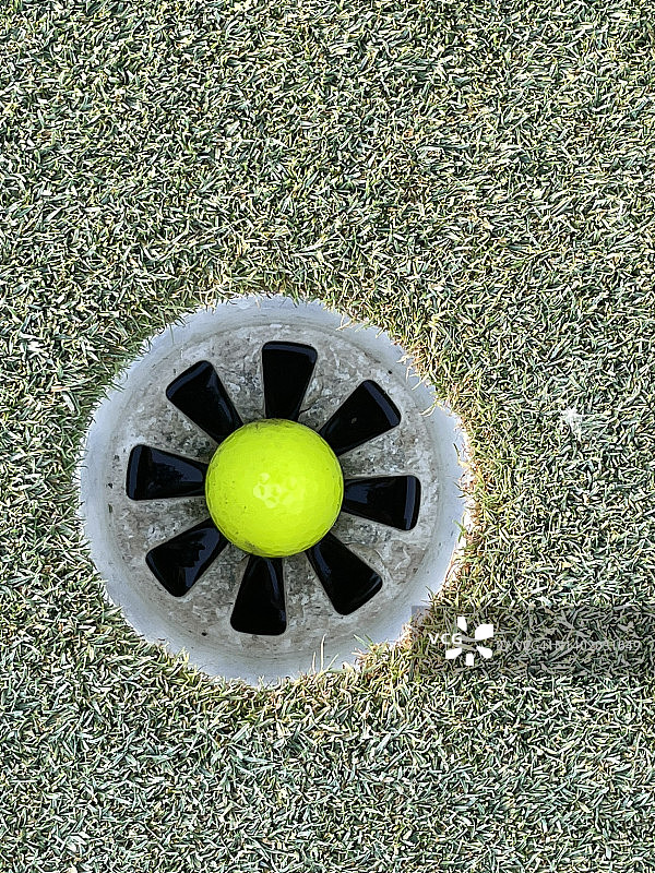 一杆进洞概念-高尔夫球入杯图片素材