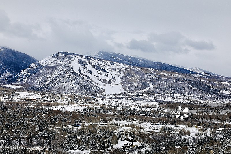 科罗拉多州白杨市，落基山脉脚下图片素材