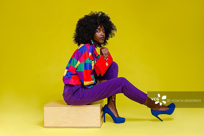 身穿彩色衬衫的时尚女性图片素材