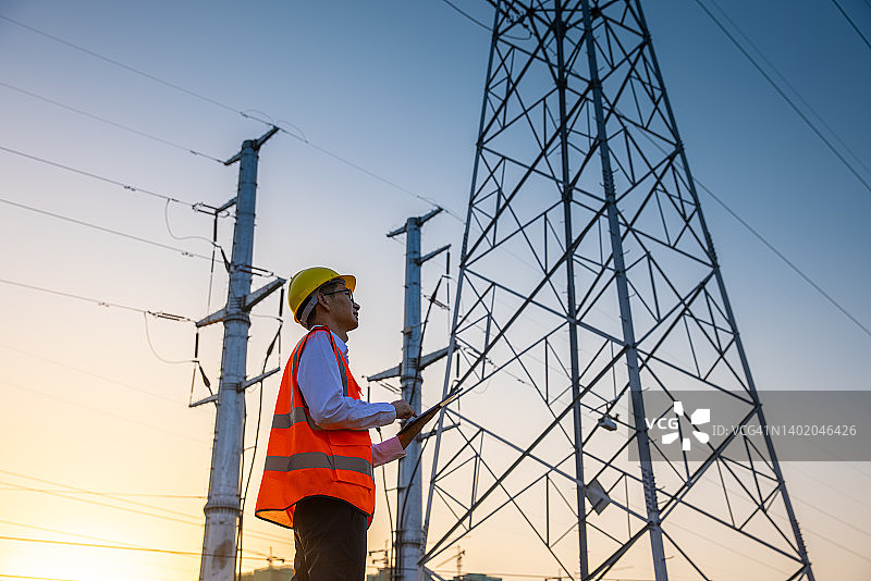 检查高压电塔的工程师图片素材