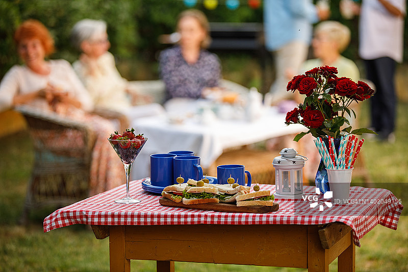 独立日派对美食：美味俱乐部三明治、浆果和饮品图片素材