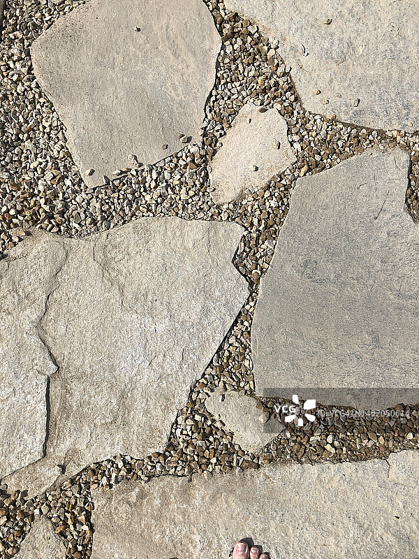 新铺设的石板路，石头之间有砾石图片素材