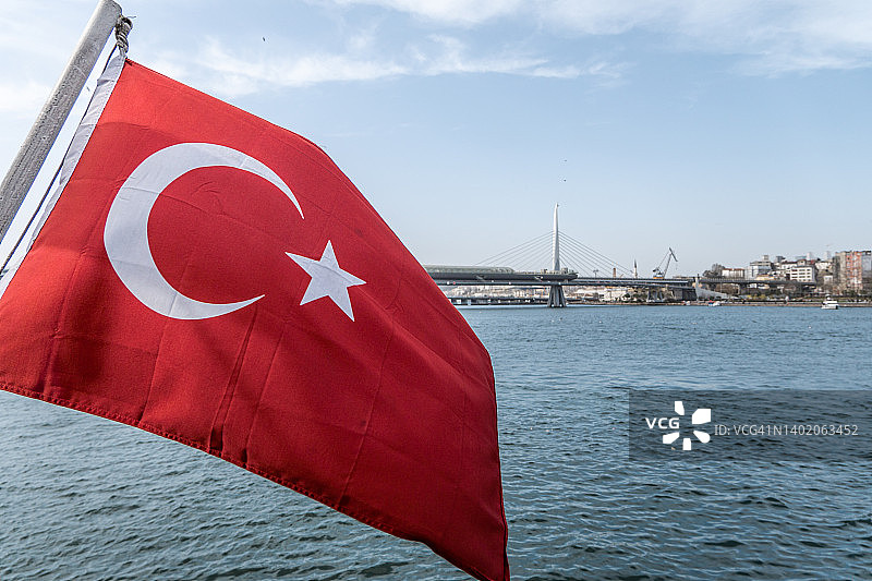 博斯普鲁斯海峡上随风飘扬的土耳其国旗图片素材