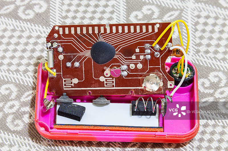 老式寻呼机内部电路板图片素材