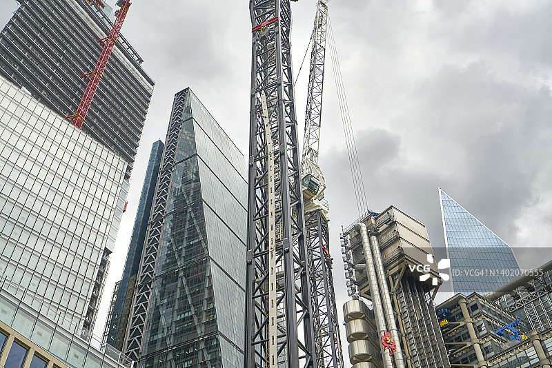 伦敦金融城劳埃德大厦、The Scalpel大厦和芬丘奇街20号大厦的仰视角度图片素材