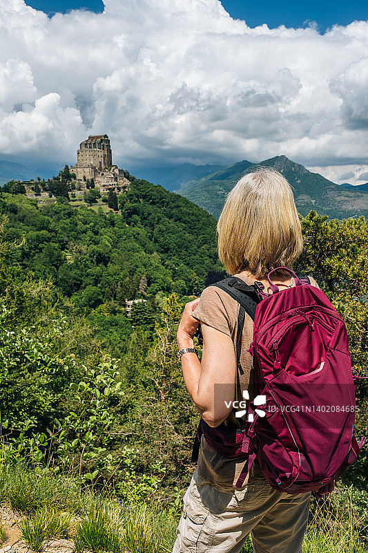 在意大利皮埃蒙特圣米歇尔修道院旁徒步旅行图片素材