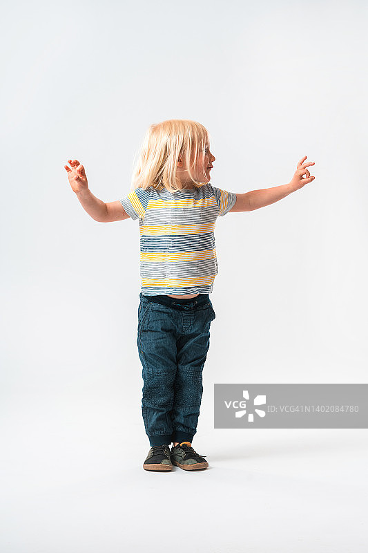 假装成指挥的小金发男孩图片素材