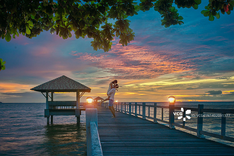 桥上的浪漫图片素材