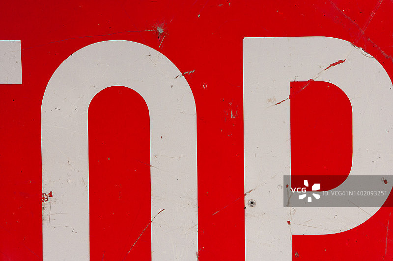 停车标志局部特写，红色和白色道路标志磨损细节图片素材