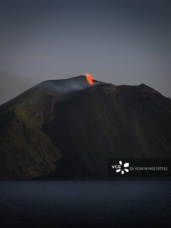 日落时分斯特龙博利火山的熔岩爆发 | 意大利图片素材
