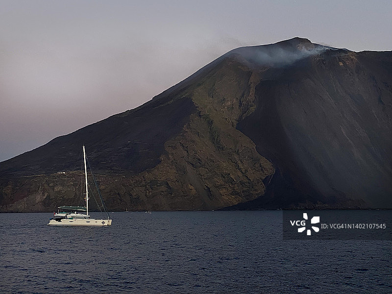 斯特龙博利火山冒烟的火山坑和双体船，意大利图片素材