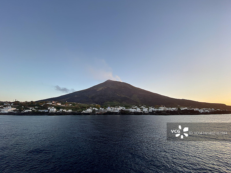 日落时分的斯特龙博利火山及海岸房屋 | 意大利图片素材