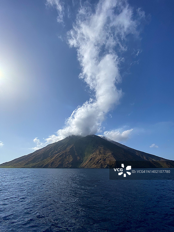 意大利斯特龙博利火山的全景图图片素材