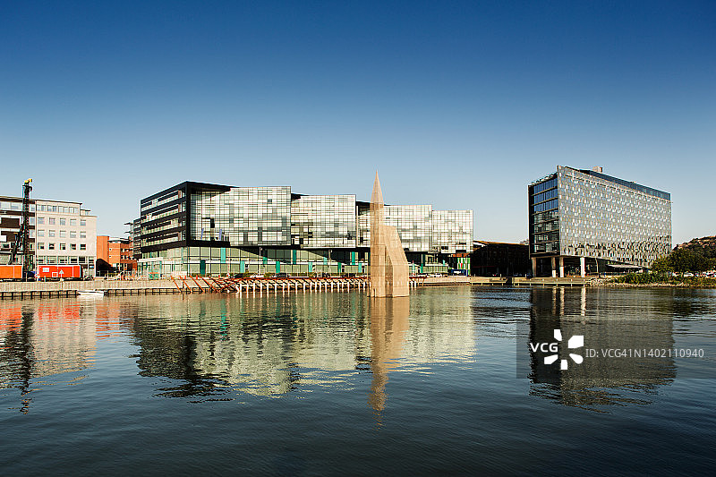 水中建筑倒影图片素材