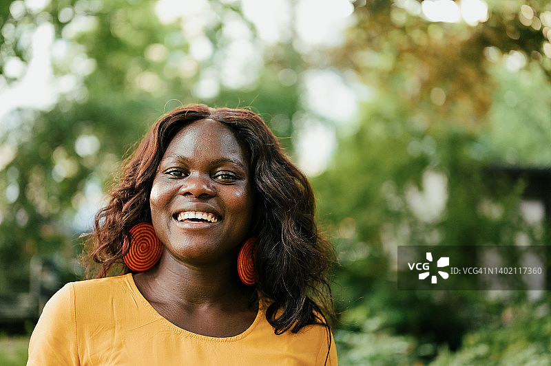 年轻女子对着镜头微笑图片素材