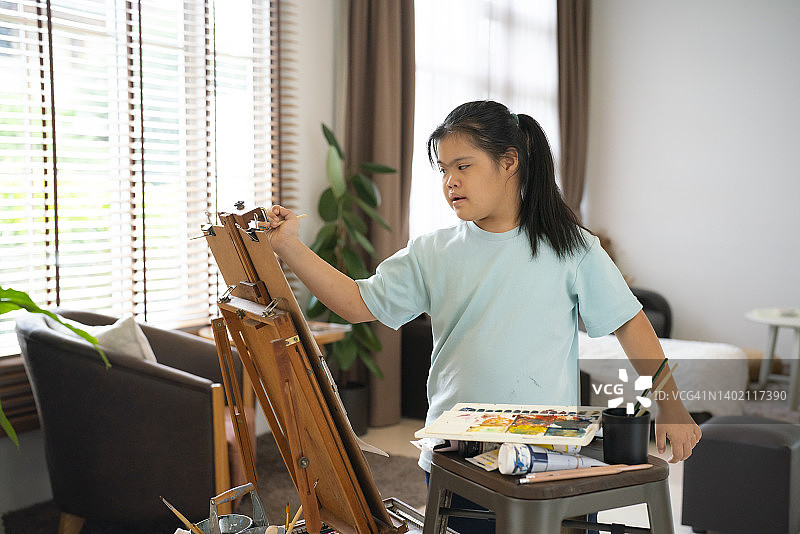 患有唐氏综合症的亚洲女孩在美术课上学习图片素材