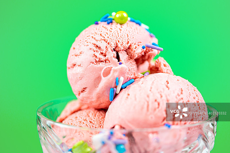 草莓冰淇淋图片素材