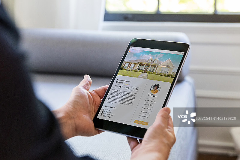 一人使用手机App寻找房屋图片素材