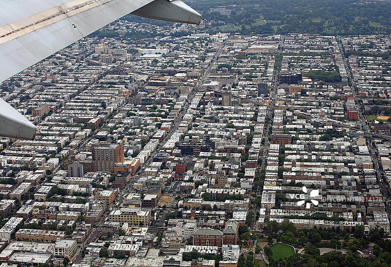 在拉瓜迪亚机场降落的飞机，背景是皇后区住宅区 - 美国纽约市图片素材