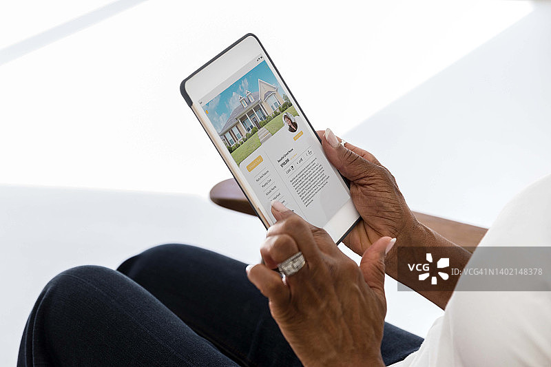 女人使用手机App购买家居用品图片素材