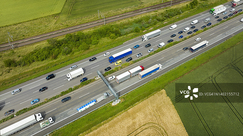 高速公路上的拥堵车流 - 航拍图片素材