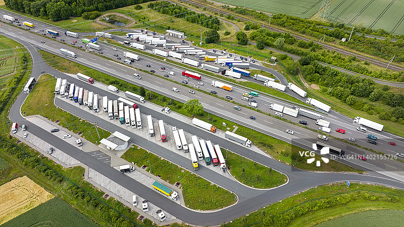 高速公路上的拥堵交通： 汽车和卡车的休息区 - 鸟瞰图图片素材