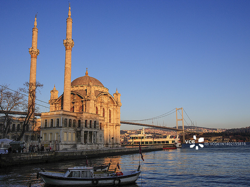 土耳其伊斯坦布尔奥尔塔科伊清真寺与博斯普鲁斯海峡大桥图片素材