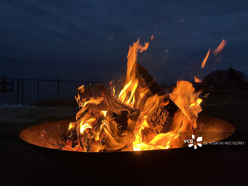 切萨皮克湾岸边的篝火，蒂尔格曼岛周末度假图片素材