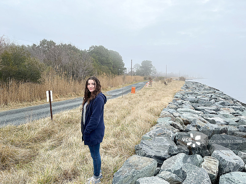阴天，少女在蒂尔格曼岛徒步旅行图片素材