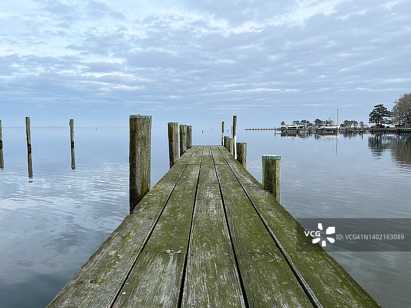 从码头望去，冬日蒂尔格曼岛水天一色图片素材