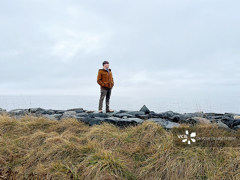 男人在蒂尔曼岛上探险图片素材