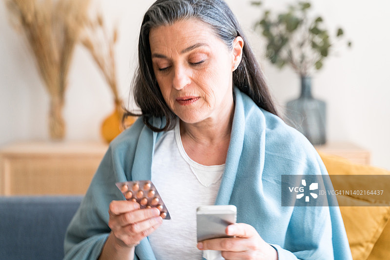 因感染和家庭医疗而感到不适的女人，正在家中接受治疗图片素材