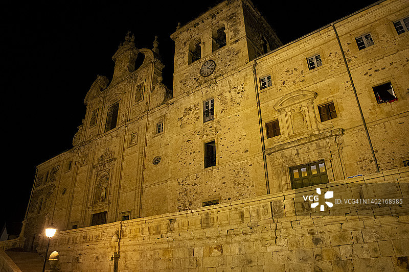 西班牙莱昂埃尔比耶尔索，比利亚夫兰卡德尔比耶尔索的圣尼古拉斯教堂图片素材