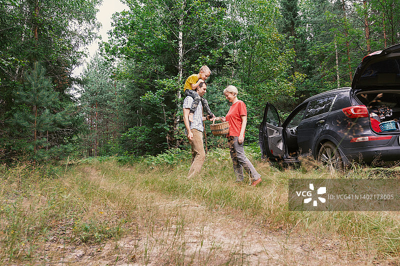 一家人在森林里采蘑菇，在汽车旁野餐图片素材