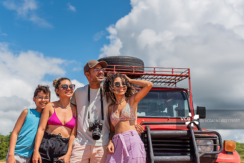 游客家庭在海滩上拍照图片素材