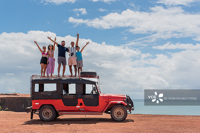 游客在海滩上享受越野车图片素材