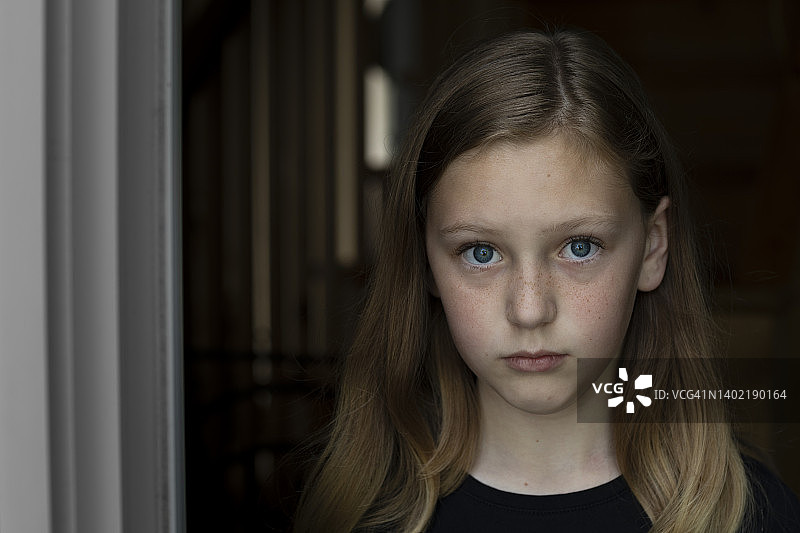 为心理健康问题困扰的年轻女孩图片素材