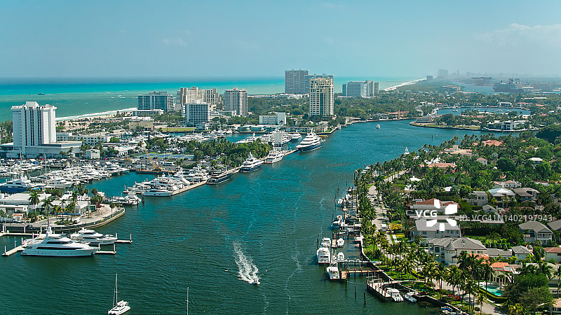 劳德代尔内陆水道上的游艇和帆船 - 航拍图片素材