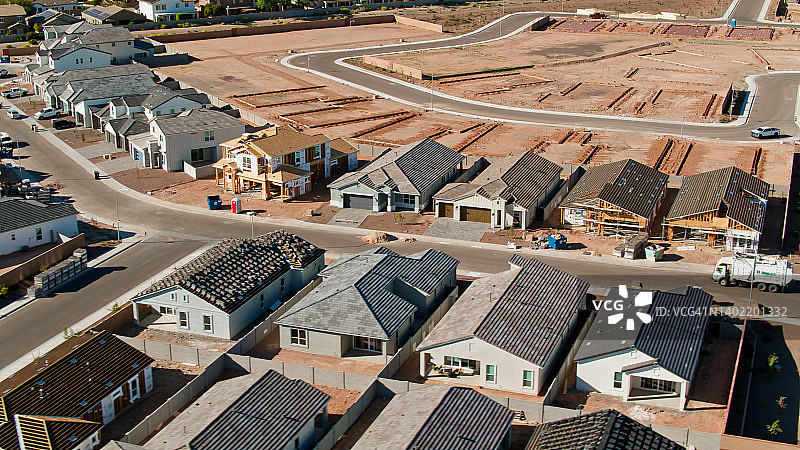 凤凰城郊区房屋建设各阶段的鸟瞰图图片素材