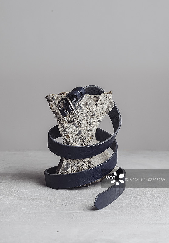 灰色石台上蓝色皮带特写图片素材