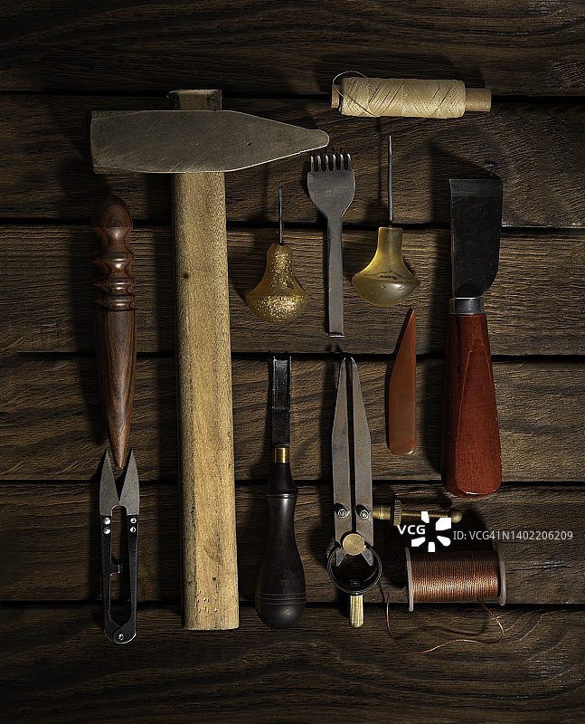 手工皮革制品的工作场所俯视图工具图片素材