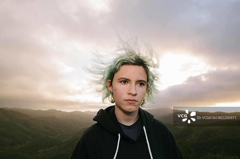 日落时分山顶上的少女图片素材