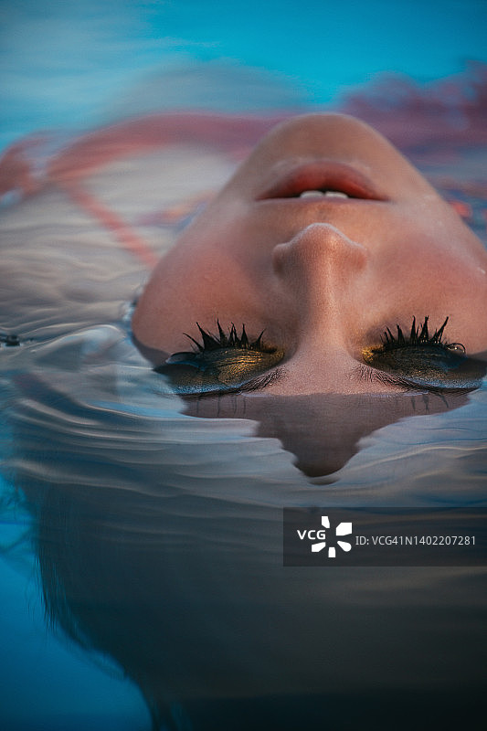 穿着橙色比基尼的时尚女人图片素材