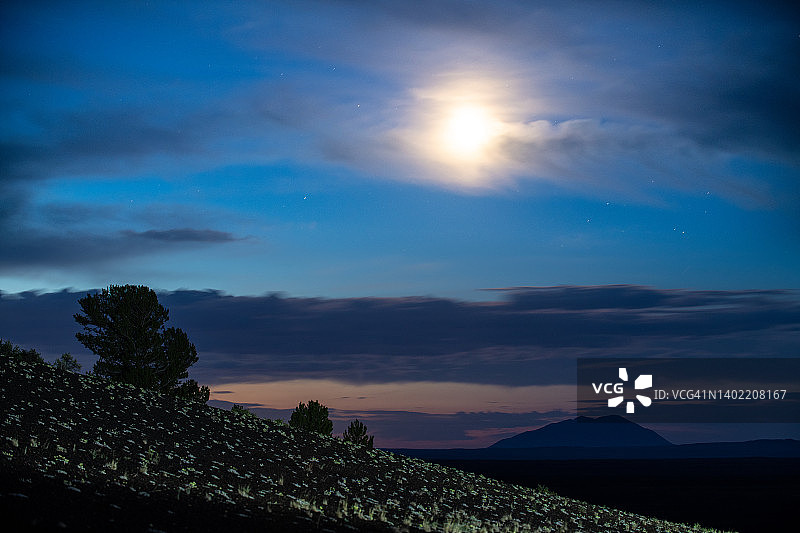 爱达荷州月球陨石坑国家保护区美丽的暮色图片素材