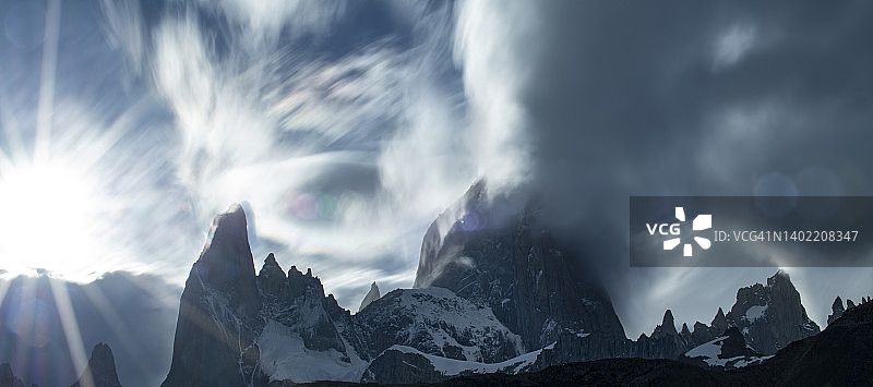 标志性的费兹罗伊峰，云雾缭绕图片素材